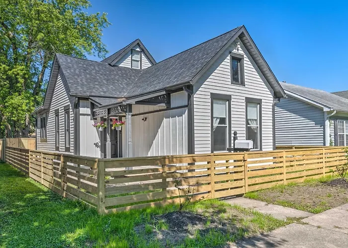 Quaint + Cozy Indianapolis Getaway W/ Yard!