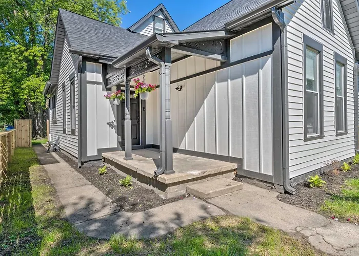 Quaint + Cozy Indianapolis Getaway W/ Yard!