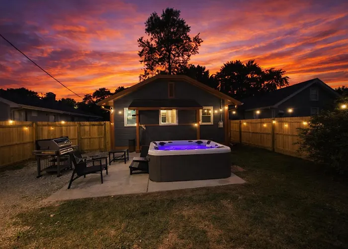 Broad Ripple 2 Kings, Arcade, Fireplace, Firepit, Hot Tub, Ev Chrger