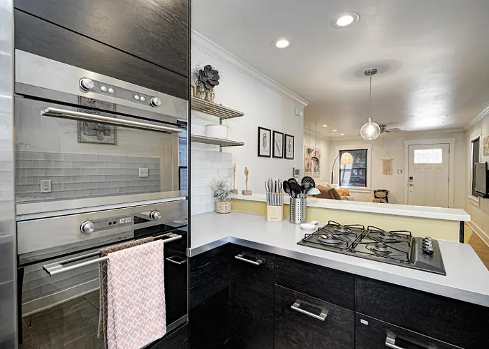 Broad Ripple Getaway, Hot Tub, King Bed, Walk To Shops, Bike The Monon